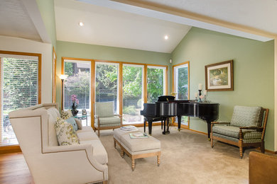 Ejemplo de salón con rincón musical abierto clásico renovado grande con moqueta y paredes verdes