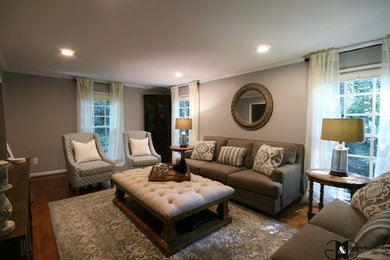 Mittelgroßes, Abgetrenntes Klassisches Wohnzimmer ohne Kamin mit braunem Holzboden, freistehendem TV und braunem Boden in Atlanta