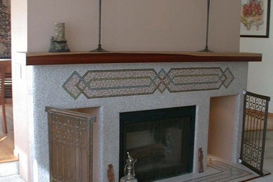 Modelo de salón abierto grande con paredes beige, moqueta y todas las chimeneas