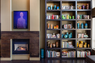 Immagine di un soggiorno design con libreria e camino classico
