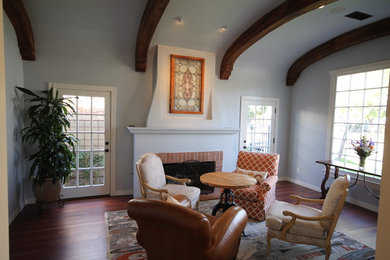 Example of a classic living room design in Phoenix