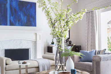 Идея дизайна: большая парадная гостиная комната в стиле неоклассика (современная классика) с серыми стенами, ковровым покрытием, фасадом камина из дерева и коричневым полом без телевизора