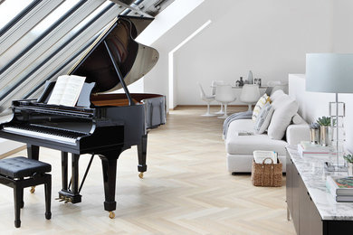 Imagen de salón con rincón musical cerrado actual con paredes blancas, suelo de madera clara y suelo beige