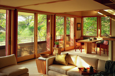 Foto de salón para visitas abierto tradicional de tamaño medio sin chimenea y televisor con paredes beige, moqueta y suelo marrón