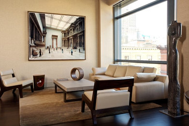 Mittelgroßes, Fernseherloses Modernes Wohnzimmer ohne Kamin, im Loft-Stil mit beiger Wandfarbe und dunklem Holzboden in New York