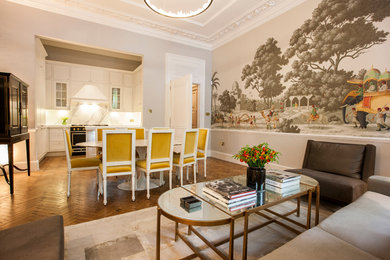 Fernseherloses, Offenes Klassisches Wohnzimmer ohne Kamin mit bunten Wänden und hellem Holzboden in London
