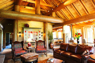 Ejemplo de salón para visitas tipo loft rústico extra grande con suelo de madera oscura, todas las chimeneas y pared multimedia