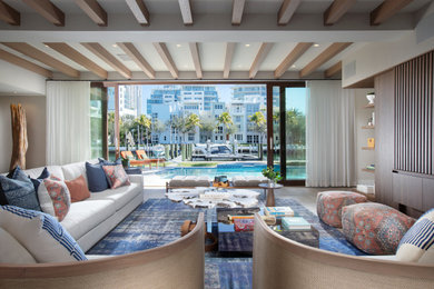 Großes, Offenes Maritimes Wohnzimmer ohne Kamin mit beiger Wandfarbe, braunem Holzboden und braunem Boden in Miami