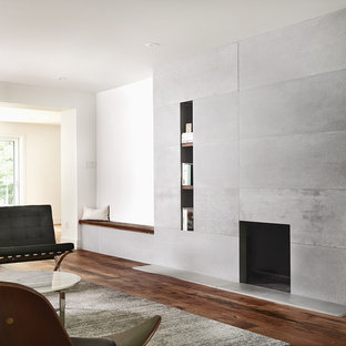 Offenes, Mittelgroßes, Repräsentatives, Fernseherloses Modernes Wohnzimmer mit weißer Wandfarbe, dunklem Holzboden, Hängekamin, Kaminumrandung aus Beton und braunem Boden in Toronto