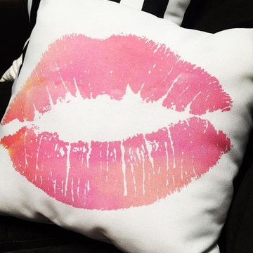 Pink lips pillow