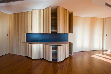 Ejemplo de salón para visitas abierto contemporáneo grande sin chimenea y televisor con paredes blancas y suelo de madera en tonos medios