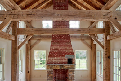 Ejemplo de salón abierto de estilo de casa de campo grande con paredes blancas, suelo de madera en tonos medios, todas las chimeneas y marco de chimenea de piedra