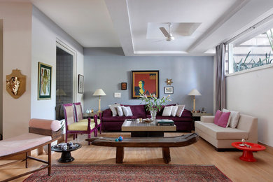 Mittelgroßes, Repräsentatives, Abgetrenntes Modernes Wohnzimmer mit weißer Wandfarbe, hellem Holzboden und beigem Boden in Delhi