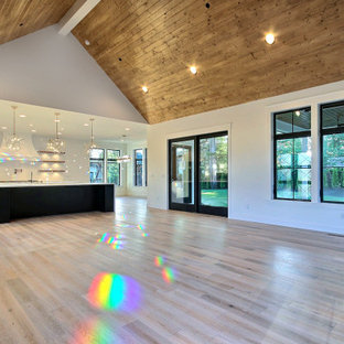 75+ Wohnzimmer mit gefliester Kaminumrandung und Holzdecke Ideen