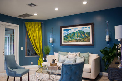 Идея дизайна: парадная, открытая гостиная комната среднего размера в стиле неоклассика (современная классика) с синими стенами, мраморным полом и бежевым полом без камина, телевизора