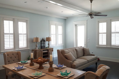 Foto de salón abierto costero de tamaño medio con paredes azules y suelo de madera oscura