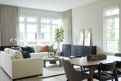 Modelo de salón moderno de tamaño medio con paredes grises, suelo de madera en tonos medios y suelo gris