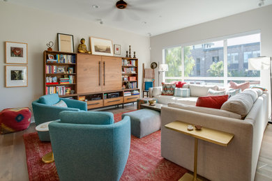 Stilmix Wohnzimmer mit grauer Wandfarbe, braunem Holzboden und braunem Boden in Los Angeles
