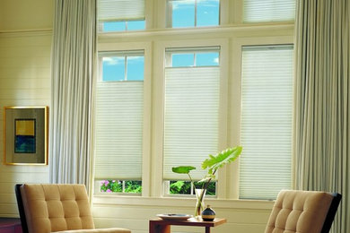 Immagine di un soggiorno classico di medie dimensioni con pareti bianche e parquet scuro