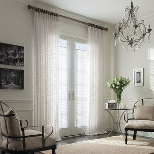 Cette image montre un salon style shabby chic de taille moyenne et fermé avec une salle de réception, un mur blanc, un sol en bois foncé, aucune cheminée et aucun téléviseur.