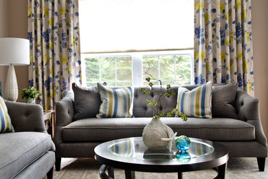 Idee per un soggiorno tradizionale di medie dimensioni e aperto con sala formale, parquet chiaro e pavimento marrone