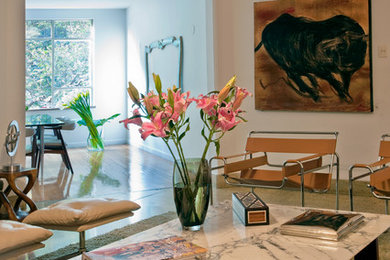 This is an example of an eclectic living room in Mexico City.