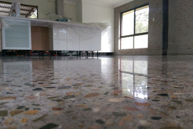 Ejemplo de salón abierto clásico con suelo de cemento