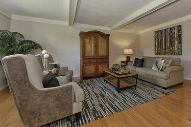 Mittelgroßes Klassisches Wohnzimmer mit beiger Wandfarbe und hellem Holzboden in Sonstige