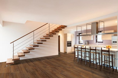 Idées déco pour un grand salon contemporain ouvert avec un mur blanc et un sol en bois brun.