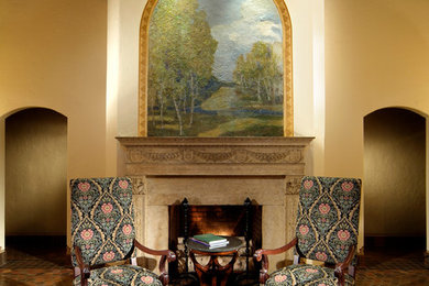 Diseño de salón para visitas tradicional con paredes beige, todas las chimeneas y marco de chimenea de piedra