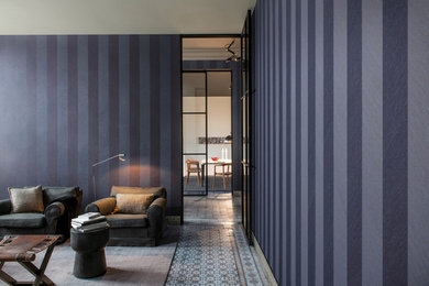 Esempio di un soggiorno mediterraneo aperto con pareti viola, pavimento con piastrelle in ceramica e pavimento multicolore