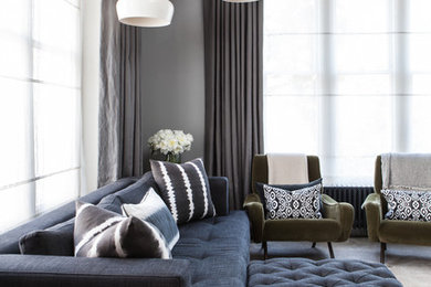 На фото: гостиная комната в современном стиле с красивыми шторами