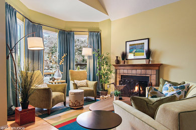 Imagen de salón cerrado contemporáneo de tamaño medio sin televisor con paredes amarillas, moqueta y todas las chimeneas