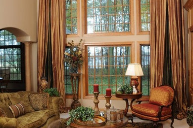 Foto de salón para visitas abierto tradicional grande con paredes beige, todas las chimeneas, marco de chimenea de baldosas y/o azulejos, suelo beige y moqueta