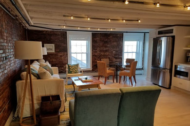 Kleines, Offenes Stilmix Wohnzimmer mit weißer Wandfarbe und hellem Holzboden in Providence