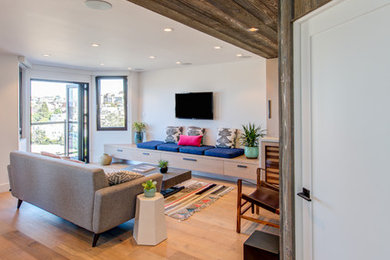 Mittelgroßes, Offenes Modernes Wohnzimmer mit Hausbar, weißer Wandfarbe, hellem Holzboden, TV-Wand und beigem Boden in San Francisco