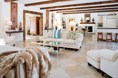 Foto di un grande soggiorno classico aperto con pareti bianche, pavimento in legno verniciato, camino classico e cornice del camino in intonaco