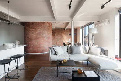 Offenes, Mittelgroßes Modernes Wohnzimmer ohne Kamin mit weißer Wandfarbe und dunklem Holzboden in Melbourne