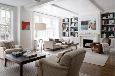 Modelo de salón clásico renovado sin televisor con paredes blancas, suelo de madera en tonos medios y todas las chimeneas