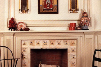 Imagen de salón para visitas cerrado clásico con paredes beige, suelo de madera en tonos medios y todas las chimeneas