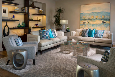 Offenes Klassisches Wohnzimmer mit weißer Wandfarbe, hellem Holzboden, Kamin und Kaminumrandung aus Stein in Dallas