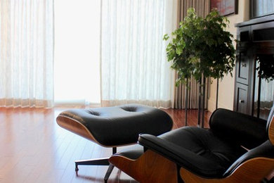Imagen de salón para visitas cerrado tradicional renovado de tamaño medio sin televisor con paredes beige y suelo de madera en tonos medios