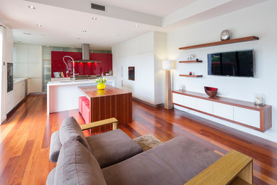 Inspiration pour un salon minimaliste de taille moyenne et ouvert avec un mur blanc, parquet clair et un sol marron.