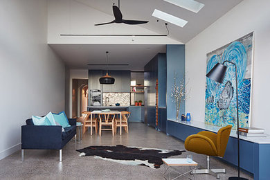 Ejemplo de salón para visitas abierto actual de tamaño medio sin chimenea y televisor con paredes blancas, suelo de cemento y suelo gris