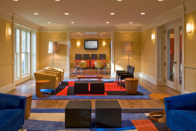 Пример оригинального дизайна: огромная гостиная комната в стиле фьюжн