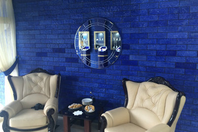 Diseño de salón con barra de bar tipo loft minimalista pequeño con paredes azules
