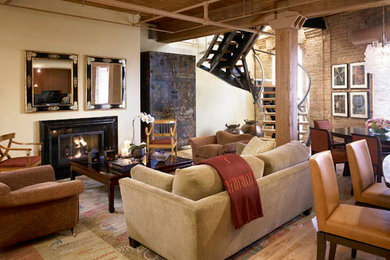 Modelo de salón abierto con paredes beige, suelo de madera clara, todas las chimeneas y marco de chimenea de baldosas y/o azulejos