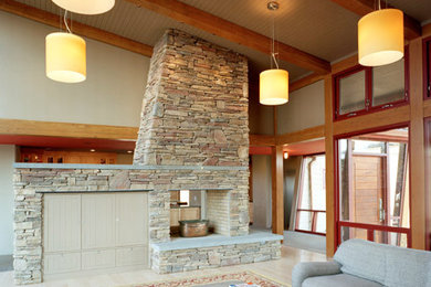 Ejemplo de salón abierto contemporáneo de tamaño medio con chimenea de doble cara y marco de chimenea de piedra
