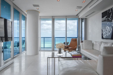 Mittelgroßes, Offenes Modernes Wohnzimmer mit weißer Wandfarbe und Kalkstein in Miami