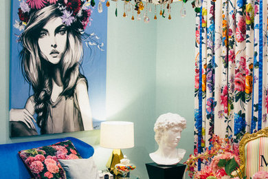 Imagen de salón para visitas ecléctico con paredes azules y suelo de madera en tonos medios